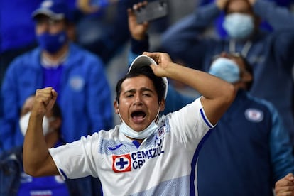 Un fanático del Cruz Azul celebra en el estadio Azteca.