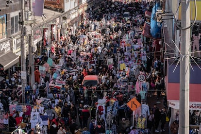 Más de 200.000 personas acuden diariamente al centro comercial Gran San, para realizar las compras navideñas o abastecer sus negocios. El consumo de moda en el país no cesa y es vital para el buen funcionamiento de la economía en el país.