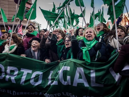 Nelly Minyersky y Nina Brugo participan en una marcha por el aborto legal en Buenos Aires en 2020.