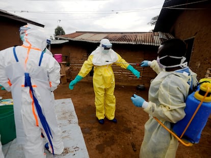 Um trabalhador humanitário descontamina um de seus colegas em um centro de tratamento de ebola em Beni (RDC) em 8 de outubro de 2019.