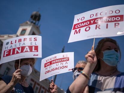 Activistas de la asociación Derecho a Vivir Dignamente, el pasado junio en una concentración en Madrid para celebrar la entrada en vigor de la ley de eutanasia.