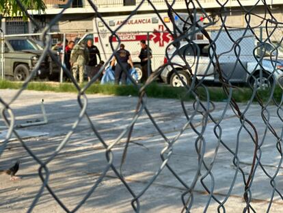 Militares y paramédicos en el sitio del presunto asesinato de Jesús Fernando Cruz, detrás de la camioneta Ford Edge en la que viajaba, el 26 de abril.