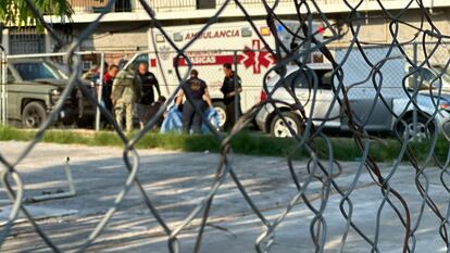 Militares y paramédicos en el sitio del presunto asesinato de Jesús Fernando Cruz, detrás de la camioneta Ford Edge en la que viajaba, el 26 de abril.