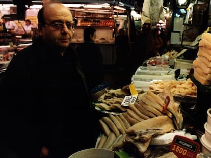 El escritor Manuel V&aacute;zquez Montalban, en el mercado barcelon&eacute;s de la Boquer&iacute;a, en 1999.