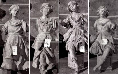 Esculturas de cuatro ángeles, dos estantes y dos sedentes, realizadas por Luisa Roldán.
 