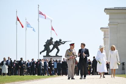 El rey Carlos III junto a Emmanuel Macron, y la reina Camila junto a Brigitte Macron, asisten al evento conmemorativo del Ministerio de Defensa del Reino Unido y de la Legión Real Británica en el Memorial Británico de Normandía (Francia), este jueves