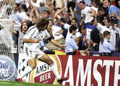 Raúl celebra su segundo gol a la Roma el martes pasado en el fondo sur del Bernabéu.