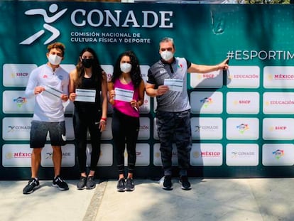 El equipo mexicano de clavados tras ser vacunado, este jueves en Ciudad de México.