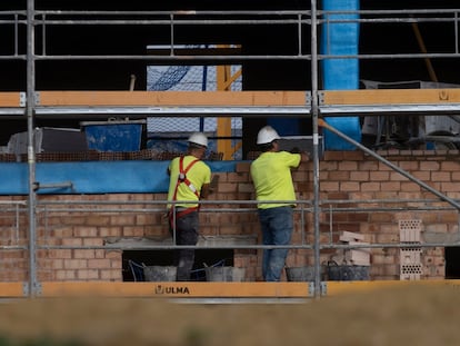 Trabajadores de la construcción, en marzo en Sevilla.