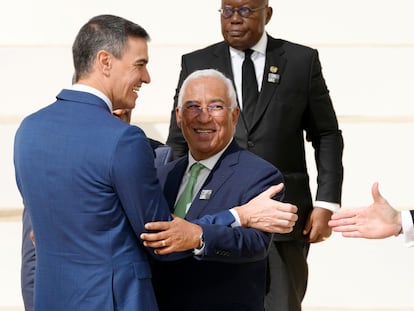 Pedro Sánchez y António Costa, primer ministro portugués, se saludan tras su llegada a la COP28, este viernes en Dubái.