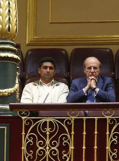 El padre de Mari Luz y el alcalde de Huelva, en el Congreso.