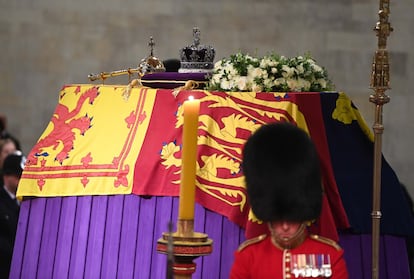 Féretro con los restos mortales de Isabel II en el palacio de Westminster, este domingo.