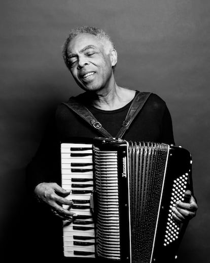 Gilberto Gil en una sesión de fotos para la revista Bravo.