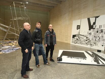 De izquierda a derecha: Txomin Badiola, Jon Mikel Euba y Sergio Prego, en una de las instalaciones del proyecto <b>Primer Proforma 2010,</b> en el MUSAC.