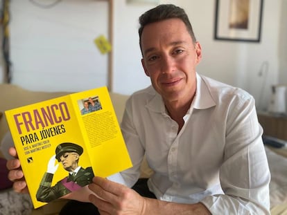 Erik Martinez muestra el libro 'Franco para jóvenes' que ha escrito con su padre, José A. Martinez Soler.