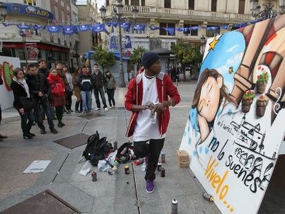 El grafitero Fran Tomé realiza el mural de apoyo a la candidatura de Córdoba 2016.