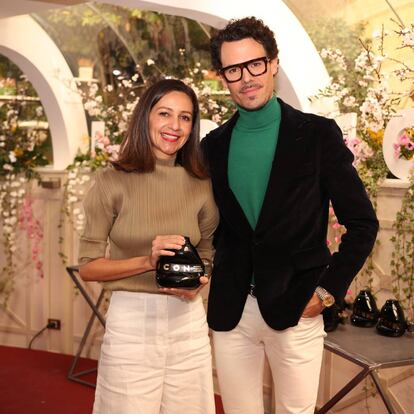 Marta Díaz, directora de comunicación de Shiseido, y el diseñador Juan Avellaneda, en la entrega del premio Familia de Fragancias para L'Eau d'Issey Pour Homme de Issey Miyake.