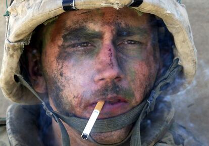 Un soldado estadounidense, de la compañía Charlie, 1 División, 8 Regimiento de los marines, funa un cigarrillo durante un descanso en la batalla de Faluya, en noviembre de 2004.