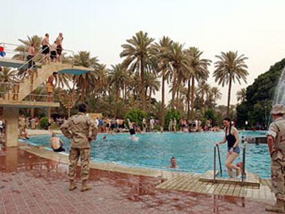 Soldados estadounidenses celebran el 4 de julio en la piscina del palacio de Sadam Husein, una enorme construcción llena de arañas de cristal y cúpulas doradas.