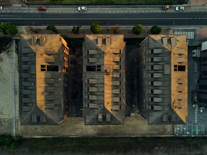 Vista aérea de tres bloques de edificios en Ourense, Galicia.