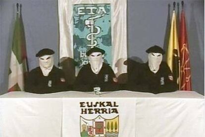 Tres miembros de ETA, en el vídeo en el que anunciaron el inicio del alto el fuego, el pasado 22 de marzo.