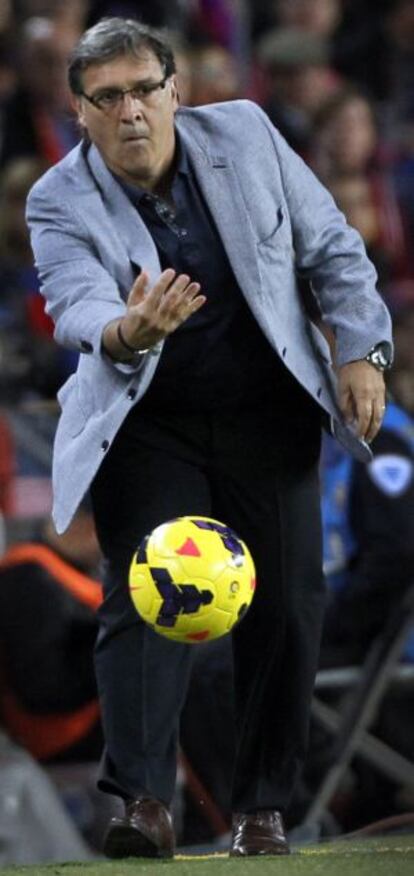 Tata Martino, en la banda del Camp Nou