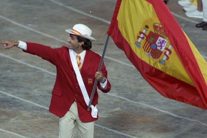El jugador de waterpolo Manel Estiarte, oro en Atlanta y plata en Barcelona, fue el abanderado en Sidney 2000.
