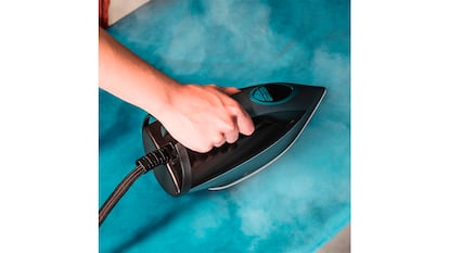 Centro de planchado sobre fondo blanco.