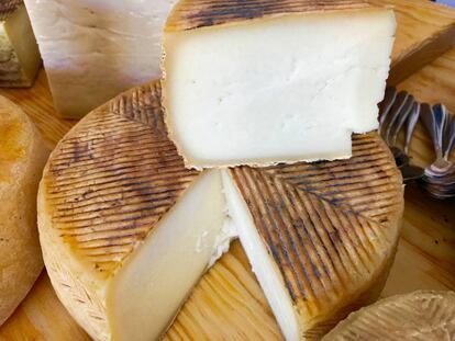 Semicurado de cabra. Queso de leche pasteurizada de cabra Payoya, pasta prensada, coagulación enzimatica con 120 días de maduración. Quesería Sierra Crestellina