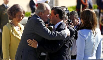 Los Reyes de España han dado la bienvenida en el Palacio de El Pardo al presidente de México, Enrique Peña Nieto, y su esposa, Angélica Rivera de Peña, que han comenzado una visita oficial de dos días a España para impulsar las relaciones bilaterales entre ambos países