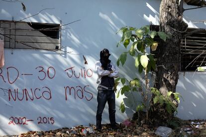 Madjer, 23 años, San Vicente, El Salvador.  La obra de Madjer se basa en el hiperrealismo, sin connotaciones políticas. "En este país la libertad de expresión está limitada. Por ejemplo, no puedo pintar determinadas cosas, como una imagen de cuernos u otros elementos empleados por ciertos grupos. Si lo hiciese, correría peligro". Y añade: "Todo aquel a quien no le interese la política acaba pareciéndome un idiota. Para mejorar lo que nos rodea, necesitamos ser conscientes de los hechos".  Para Madjer los derechos humanos son "un arma de doble filo, porque uno nunca sabe a quién benefician más, si al bueno o al malo".