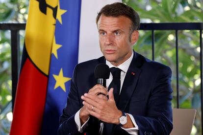 El presidente francés Emmanuel Macron, durante una reunión en la residencia del alto comisionado francés, en Noumea, capital de Nueva Caledonia, en mayo de 2024.