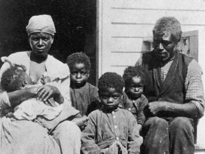 Una familia de esclavos negros sentados en un porche hacia 1850.