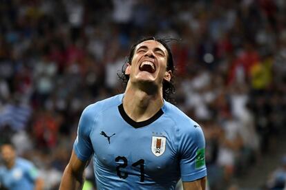 O atacante uruguaio, Edinson Cavani, celebra um gol na partida de oitavas de final entre Uruguai e Portugal, em 30 de junho de 2018.