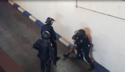 La policía, con uno de los participantes en la manifestación celebrada este viernes en Valencia contra la sentencia del procés.
