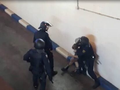 La policía, con uno de los participantes en la manifestación celebrada este viernes en Valencia contra la sentencia del procés.