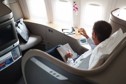 Un pasajero en un asiento de primera clase de Cathay Pacific Airways.