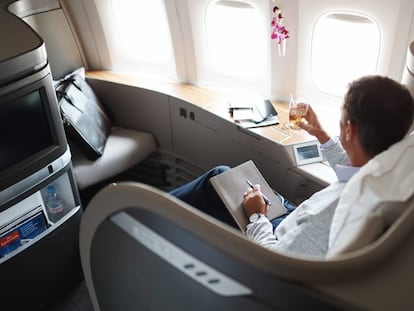 Un pasajero en un asiento de primera clase de Cathay Pacific Airways.