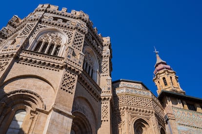 Una catedral: la Seo de Zaragoza. En esto de las catedrales, cada viajero barre para su casa. Las hay de todos los estilos, desde las pequeñas y austeras catedrales del románico hasta las recargadas catedrales barrocas. La ganadora en la encuesta de Lonely Planet fue la catedral de San Salvador —la Seo— de Zaragoza, seguida por la de Santiago de Compostela, ambas muy simbólicas y emblemáticas de sus respectivos territorios, seguidas por las catedrales de Burgos y de León, dos joyas  incuestionables del Gótico.
Situada a orillas del Ebro y cerrando la icónica plaza del Pilar, la Seo llega incluso a pasar desapercibida para los visitantes, eclipsada en parte por la monumentalidad y la devoción que suscita la vecina basílica del Pilar, y también porque se encuentra algo asfixiada por las construcciones que la rodean. Previamente hubo aquí una iglesia románica, y antes una mezquita, una iglesia visigoda y hasta un templo romano, pero lo que hoy vemos es en realidad un compendio de siete siglos de historia del arte, del XII al XVIII. En su fachada lateral brilla el muro de la Parroquieta, del siglo XIV, adornado con azulejos de colores y motivos mudéjares. En el interior del templo hay un interesante museo de tapices.
