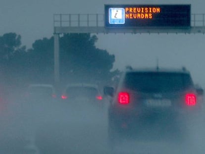 Una señal luminosa avisa del mal tiempo este domingo cuando ya ha nevado esta mañana en el interior de la provincia de Castellón.