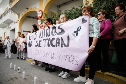 Participantes en el minuto de silencio en memoria de las dos menores asesinadas a manos de su padre en Abla, el pueblo almeriense donde las dos niñas vivían con su madre.  