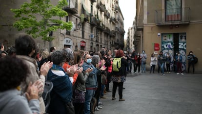 Concentración de trabajadores sociales en apoyo a la oficina municipal del Raval, ocupada la semana pasada.