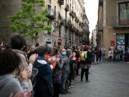 Concentración de trabajadores sociales en apoyo a la oficina municipal del Raval, ocupada la semana pasada.