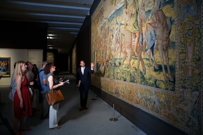 Roberto Muñoz, comisario de la exposición, ofrece una visita guiada durante la inauguración este martes.