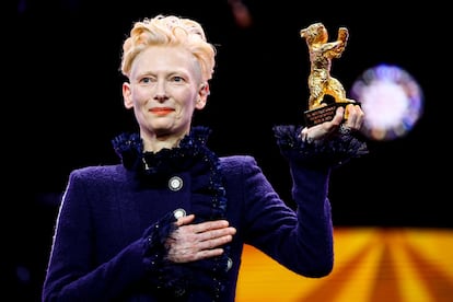 Tilda Swinton, con su galardn en Berln.