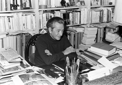 Dionisio Ridruejo en el despacho de su casa en la calle Ibiza de Madrid. El ejemplar del semanario Destino que puede verse sobre la mesa corresponde al 25 de enero de 1975.