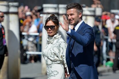 Victoria y David Beckham

También despuntaban las carreras de David (futbolista) y Victoria (estrella del pop) cuando se conocieron. Pero hace mucho tiempo que trascendieron a sus respectivos campos profesionales para erigirse como el matrimonio (duradero) más famoso de lo que llevamos de siglo. Tienen cuatro hijos en común (Brooklyn, Romeo, Cruz y Harper) y en un par de años celebran sus bodas de plata.