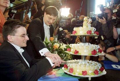 Las alemanas Gudrun Pannier (derecha) y Angelika Baldow (izquierda) cortan su pastel de boda en el Ayuntamiento de Berlín, después de haberse casado, en agosto de 2001. Ese año, Alemania aprobó la ley que equipara los matrimonios homosexuales con los heterosexuales.