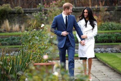 Enrique de Inglaterra ha elegido para la ocasión un traje azul, camisa blanca y corbata negra. Markle, por su parte, ha tapado su vestido color verde botella de la firma italiana P.A.R.O.S.H con una gabardina blanca de la marca canadiense Line The Label, y zapatos de Aquazzura.