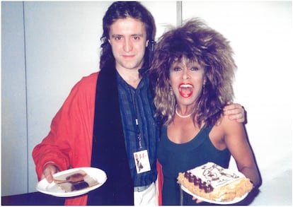 Neo Sala, posa con la cantante Tina Turner en la plaza de toros Monumental el 21 de mayo de 1987.